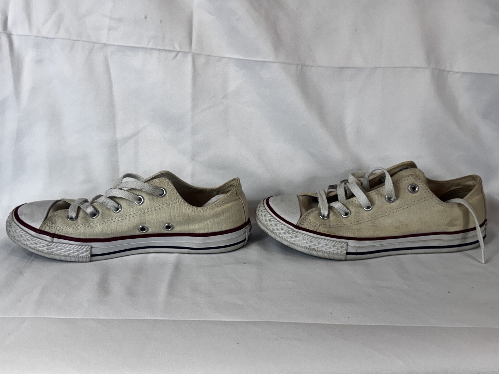 Converse Chuck Taylor All-Star low-top sneakers in white Youth Size 3 - Image 2