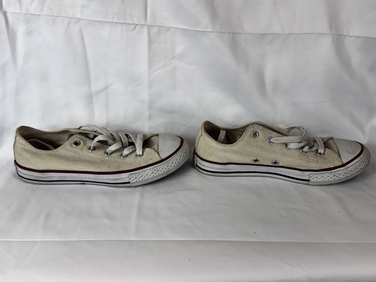Converse Chuck Taylor All-Star low-top sneakers in white Youth Size 3 - Image 3