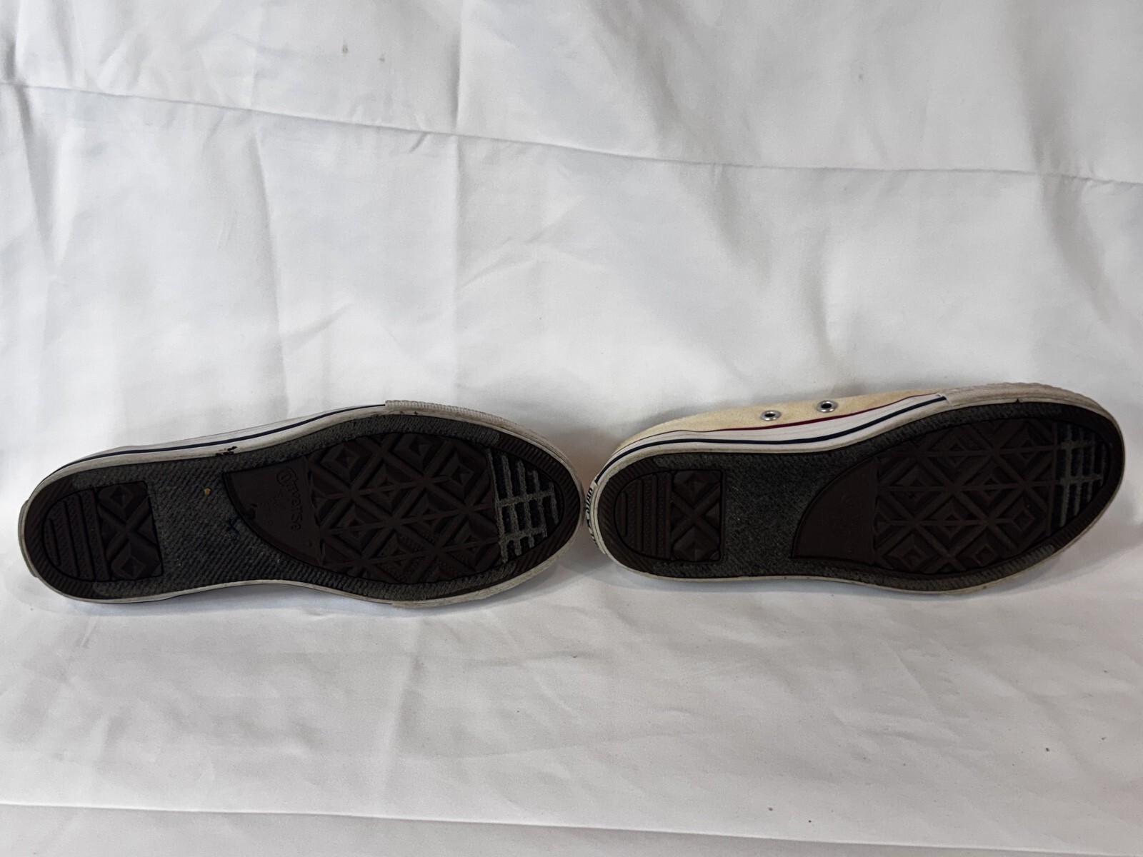 Converse Chuck Taylor All-Star low-top sneakers in white Youth Size 3 - Image 4